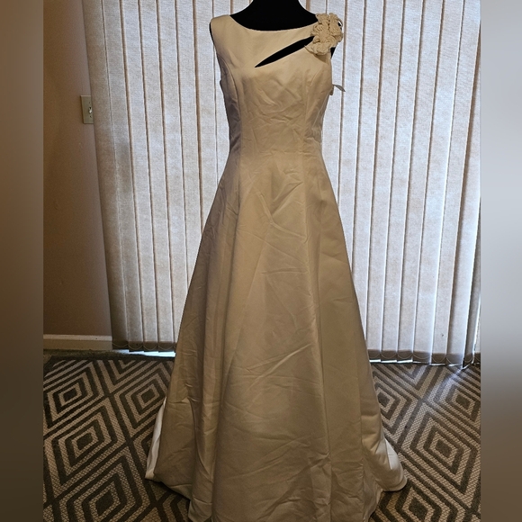 Sophisticated Cream Wedding Gown - Picture 1 of 9